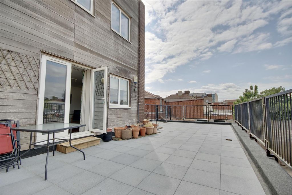 Property photo 1 of 10 Balcony