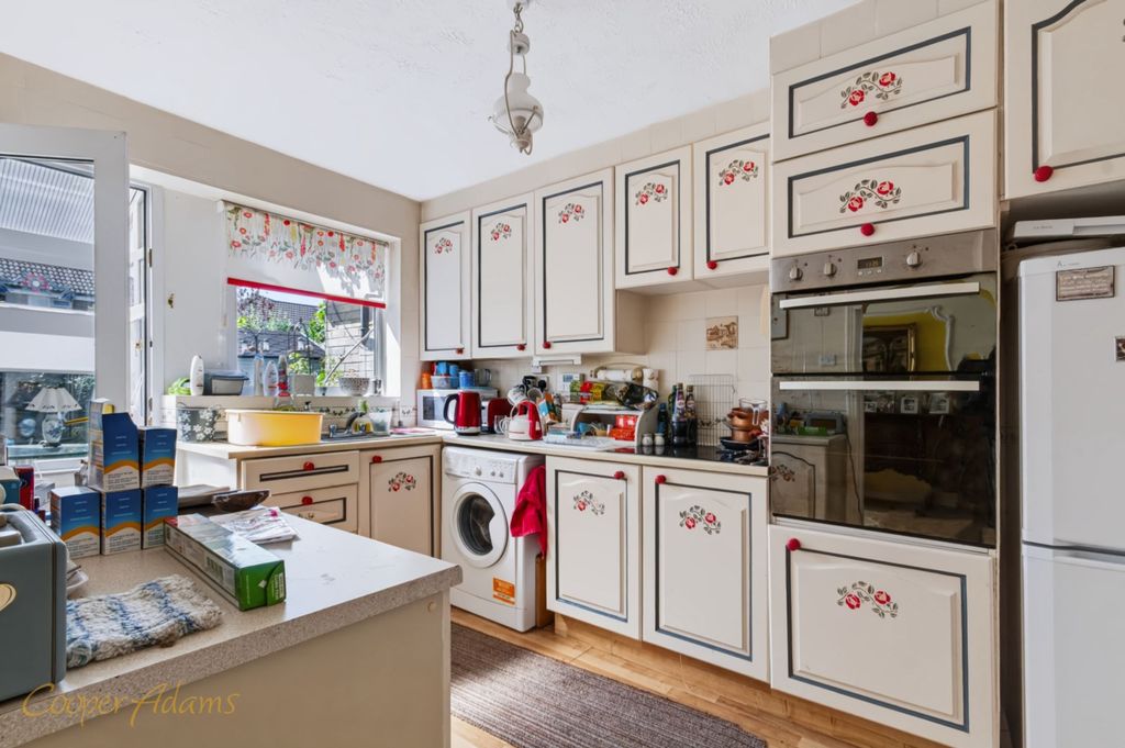 Property photo 3 of 19 Kitchen