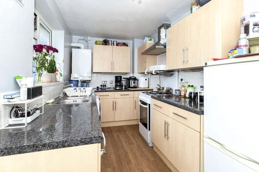 Property photo 3 of 10 Kitchen