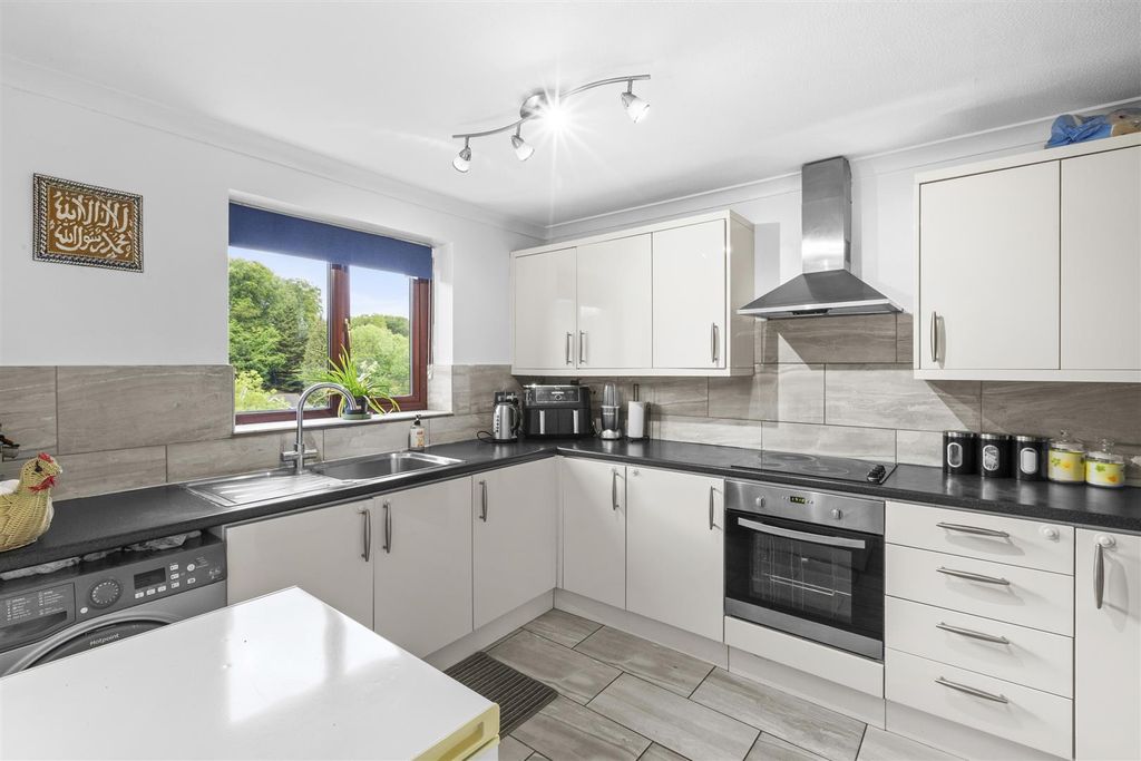 Property photo 3 of 13 Wychwood Gardens-8.Jpg