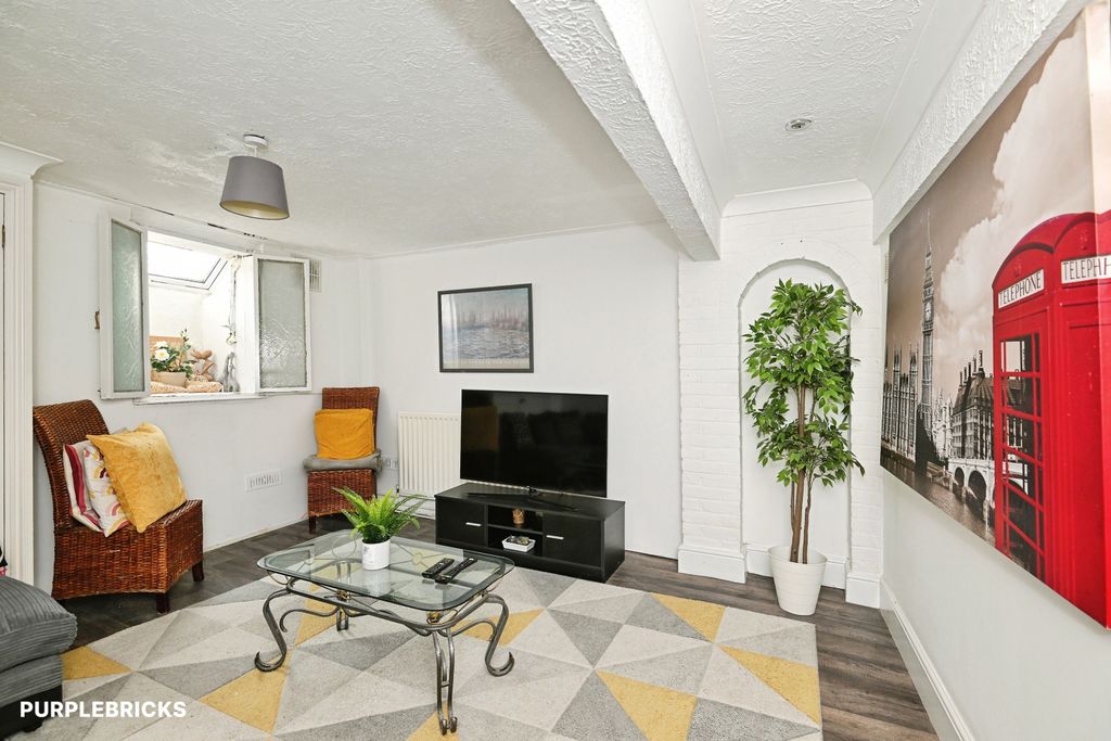 Property photo 2 of 17 Lounge
