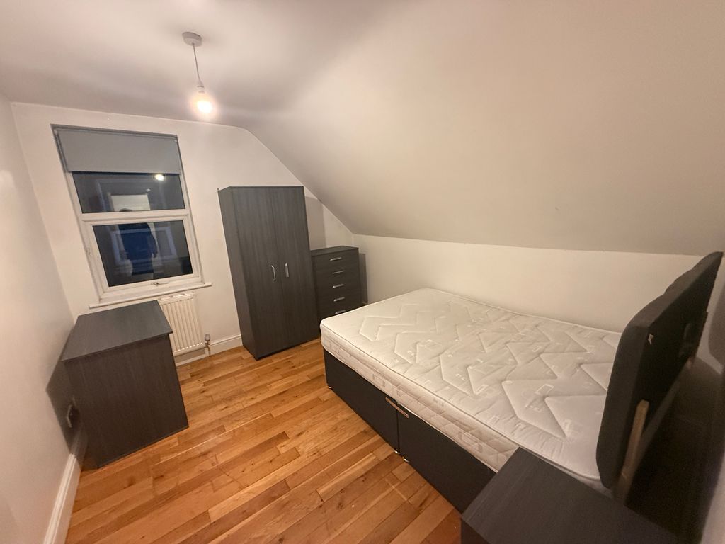 Property photo 1 of 7 Room 6