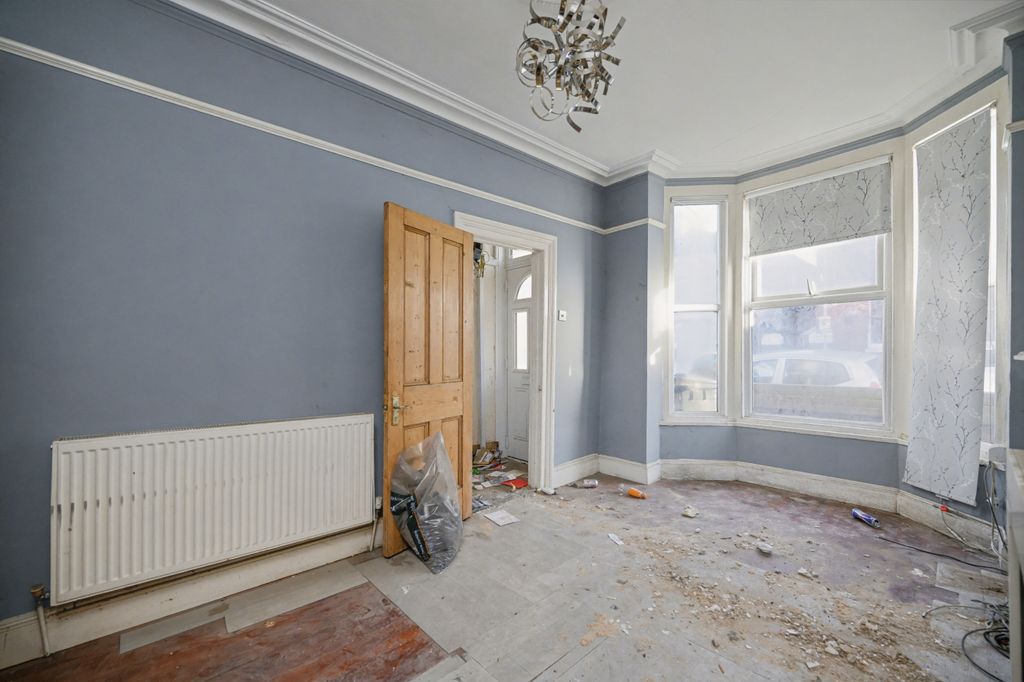 Property photo 2 of 11 20251215040945_1-Francis-Ave-Portsmouth-05_Ehafi.Jpg