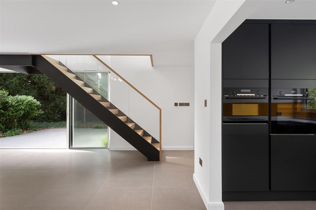 Property photo 2 of 23 56 Cottenham Drive,2.Jpg