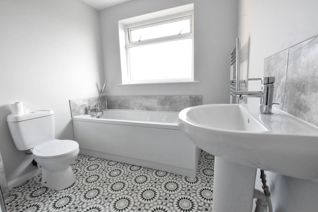 Property photo 3 of 16 Bathroom