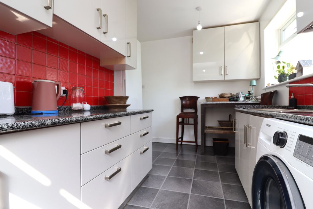 Property photo 2 of 9 29 Queens Court Kitchen 1