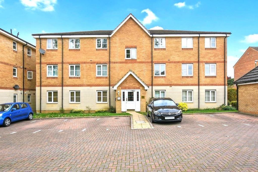 Property photo 1 of 8 Queens Court