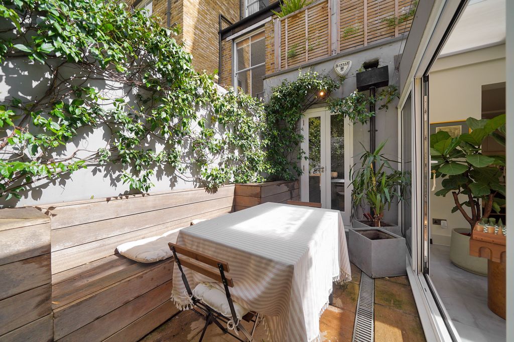 Property photo 2 of 15 Flat 1, 233 Ladbroke Grove - 3Euqj1Rr0T7Khs8Chdvo.Jpg