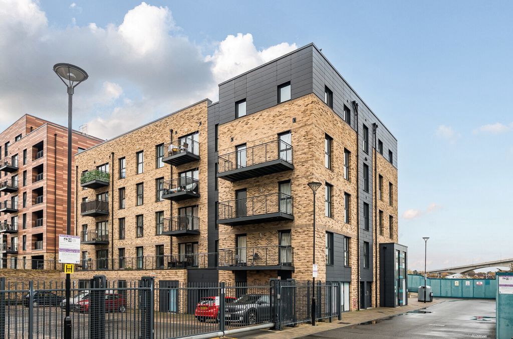 Property photo 1 of 8 1374080-25-690B2B...