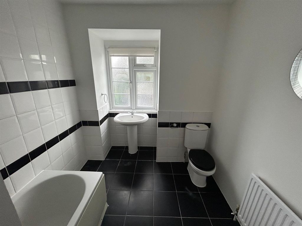 Property photo 3 of 10 Bathroom.Jpg