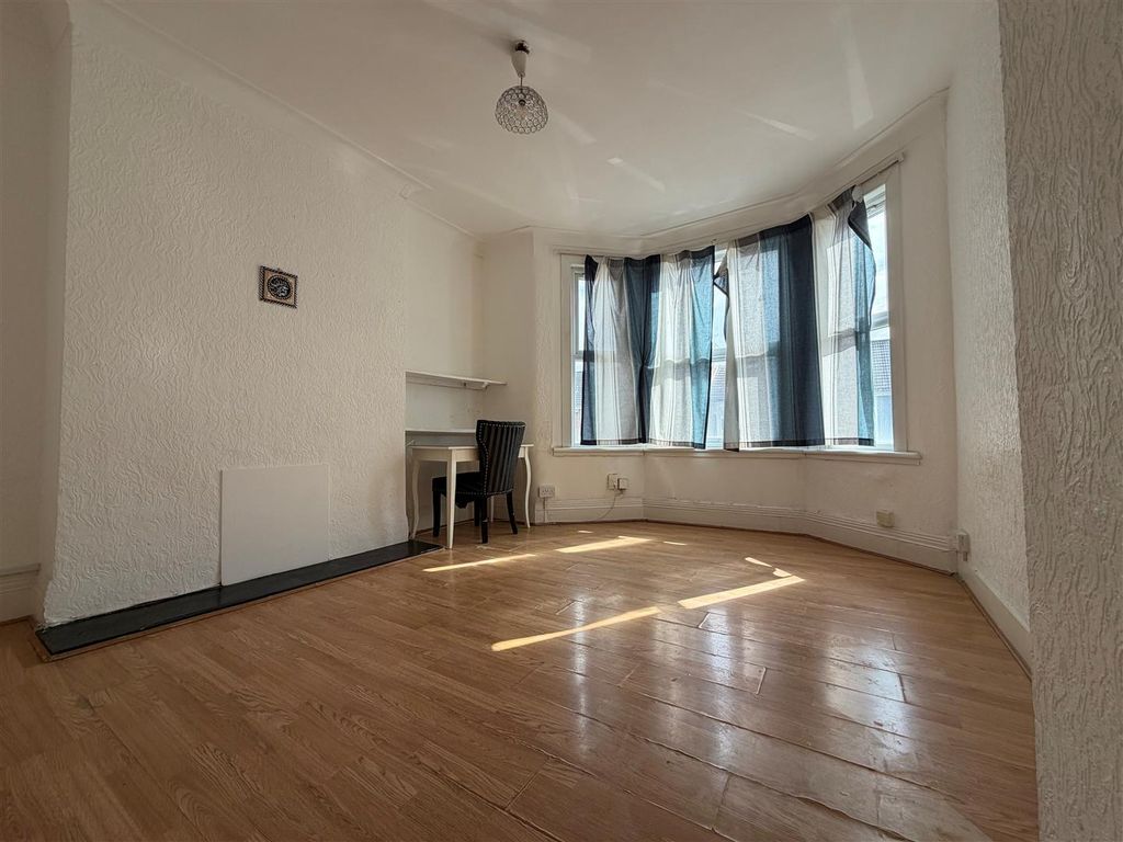 Property photo 2 of 8 5.Jpg