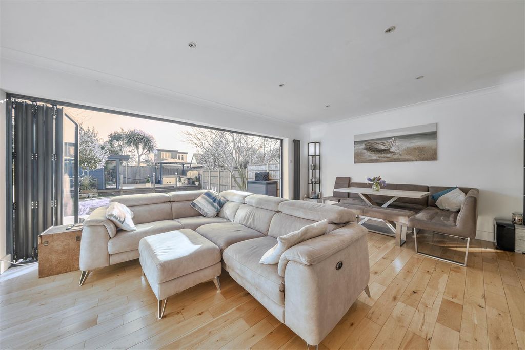 Property photo 2 of 21 Lounge.Jpg