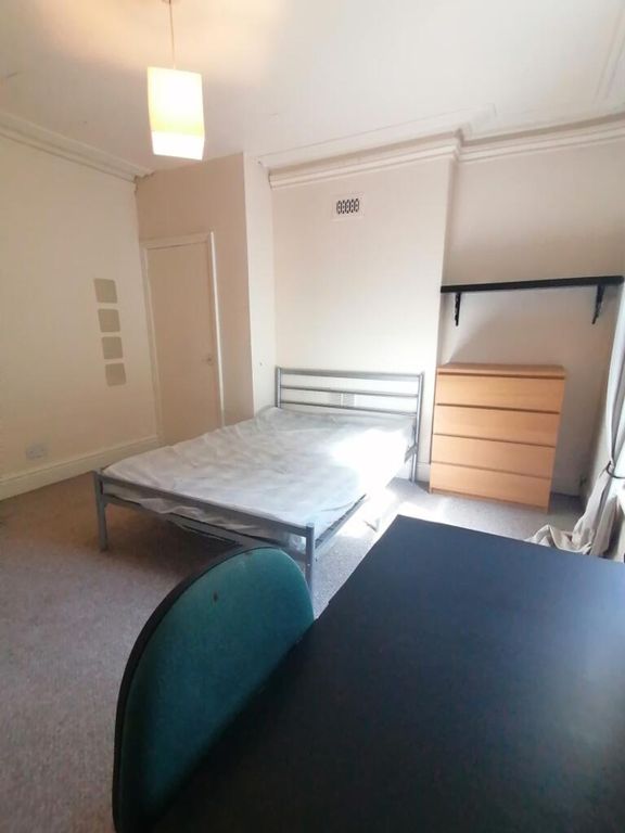 Property photo 3 of 9 Bright And Spacious Double Bedroom Featuring Ample...