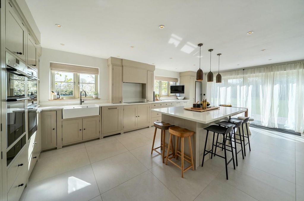 Property photo 3 of 24 Image