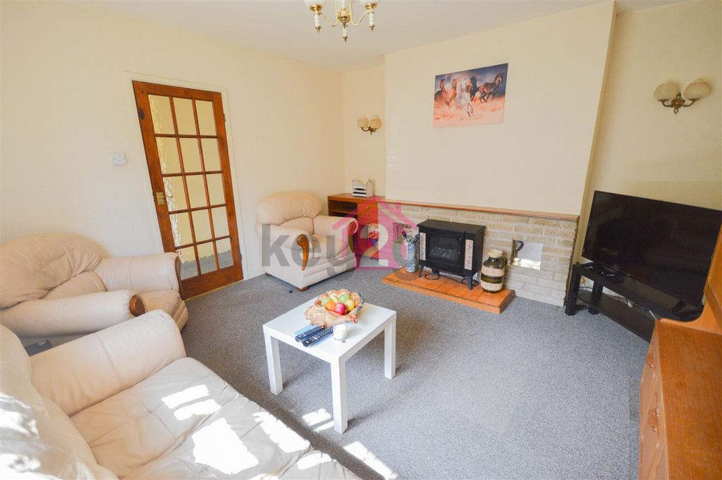 Property photo 3 of 18 Lounge