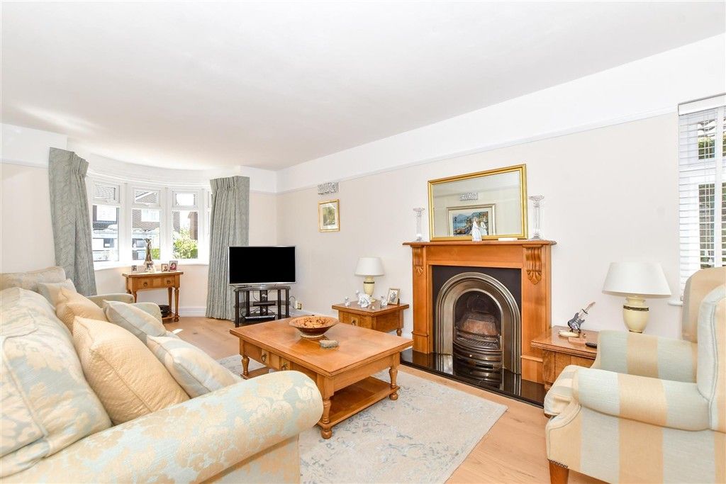 Property photo 3 of 12 Lounge