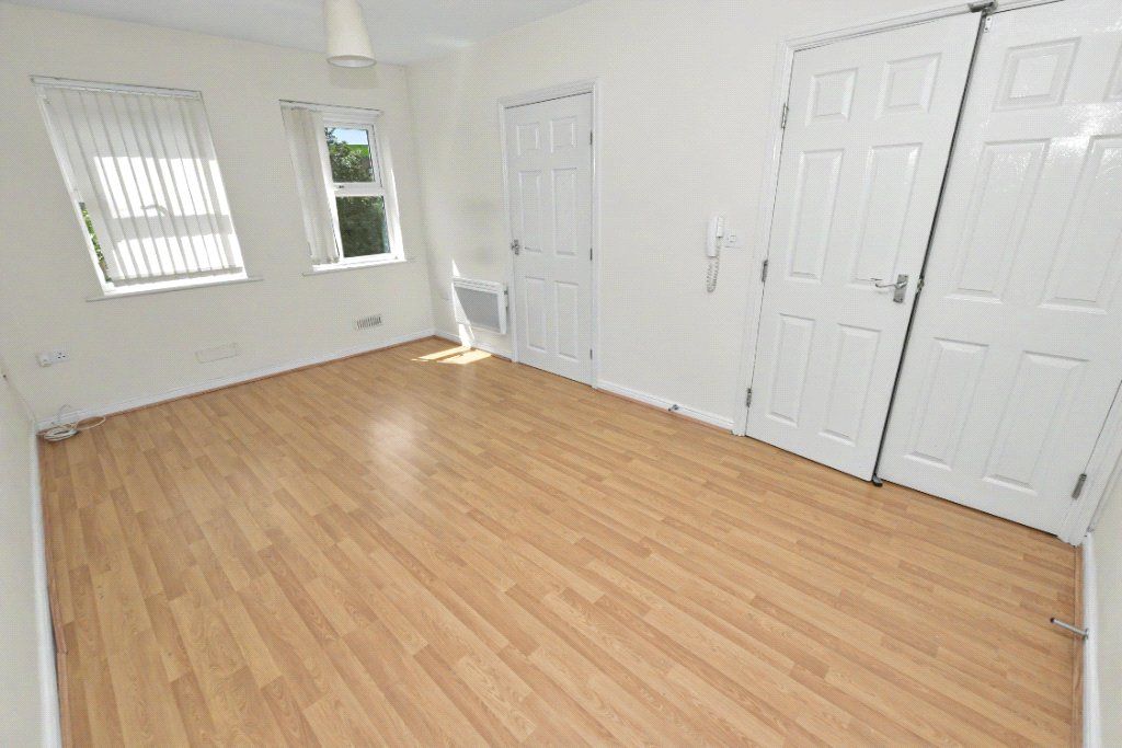 Property photo 2 of 11 Lounge/Dining Area