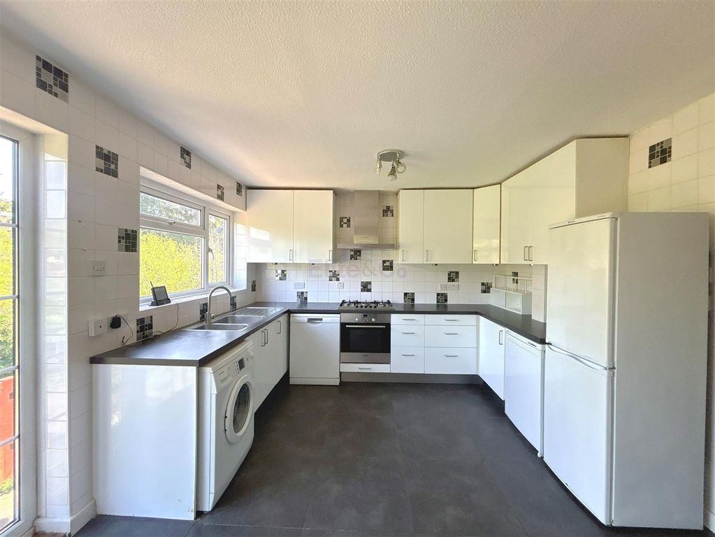 Property photo 2 of 20 Kitchen/Dining Area