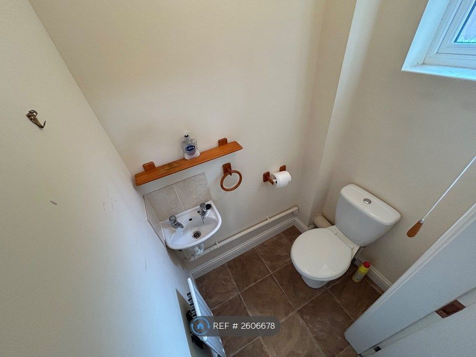 Property photo 3 of 10 W/c