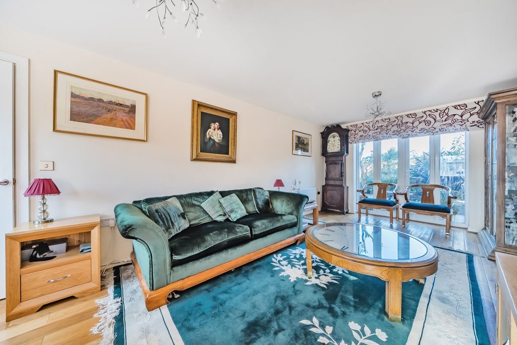 Property photo 2 of 22 Lounge