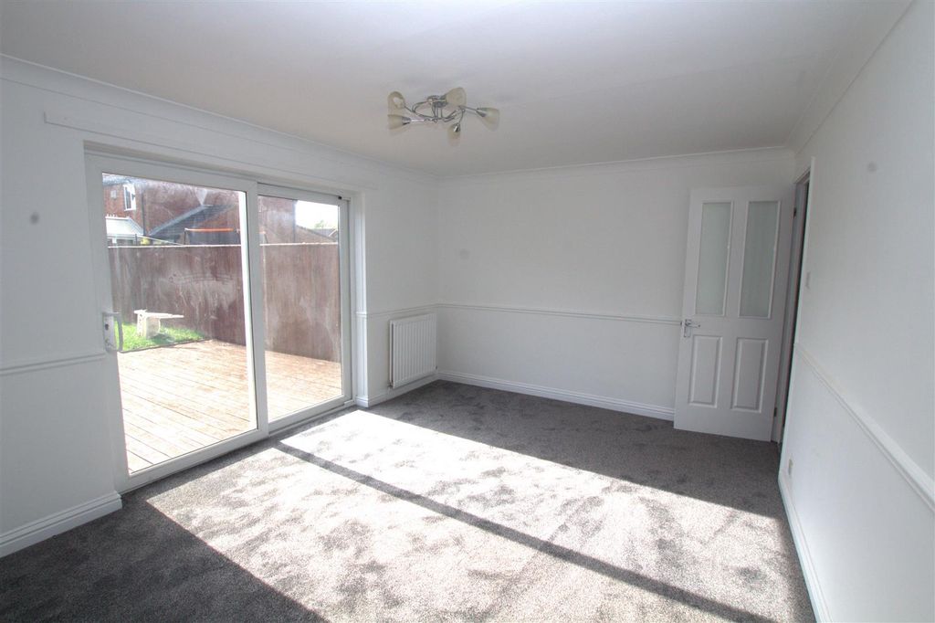 Property photo 3 of 13 Troom Close Lounge 2.Jpg