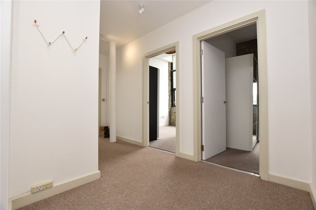 Property photo 2 of 14 Entrance Hall