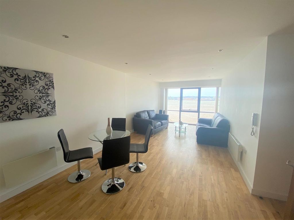 Property photo 3 of 14 Lounge