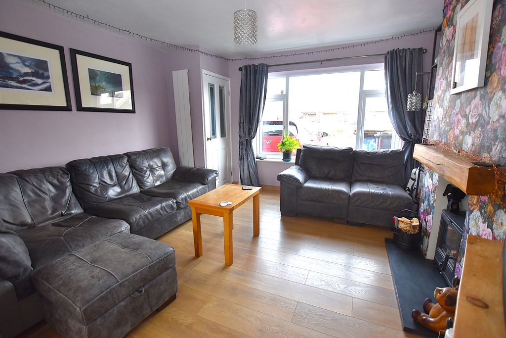 Property photo 3 of 20 Lounge 2