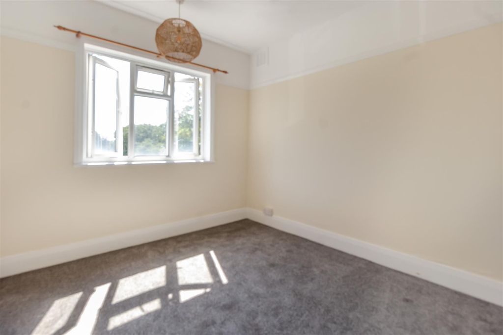 Property photo 2 of 8 8699018-Interior04.Jpg