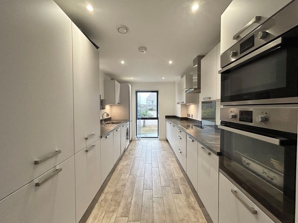 Property photo 2 of 32
