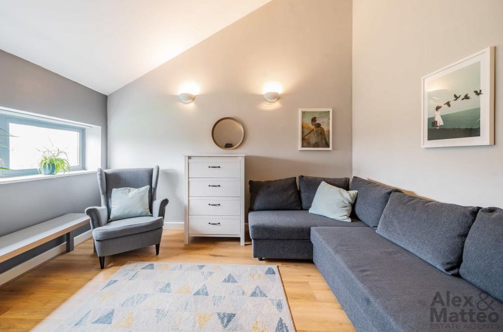 Property photo 1 of 17 Delta Court, Deptford