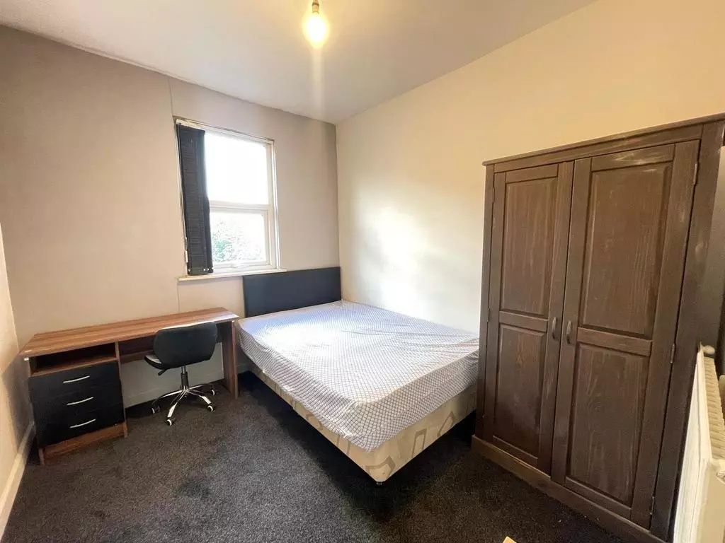 Property photo 2 of 5 A Well-Maintained Double Bedroom Featuring A Comfo...