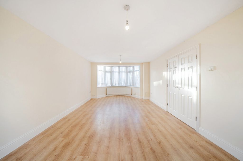 Property photo 2 of 20 1386026-1-693010d...