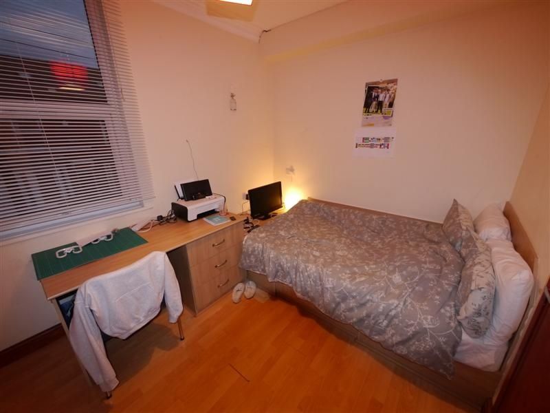 Property photo 3 of 7 A Cozy Double Bedroom Featuring A Comfortable Bed ...