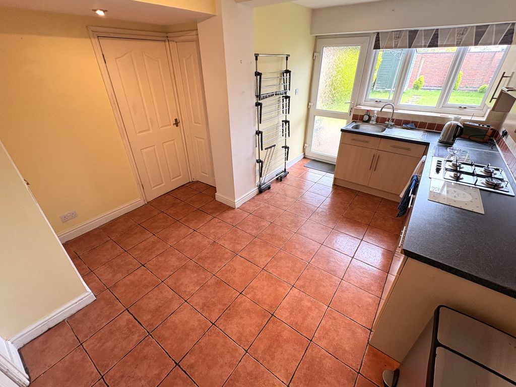 Property photo 3 of 10 Kitchen