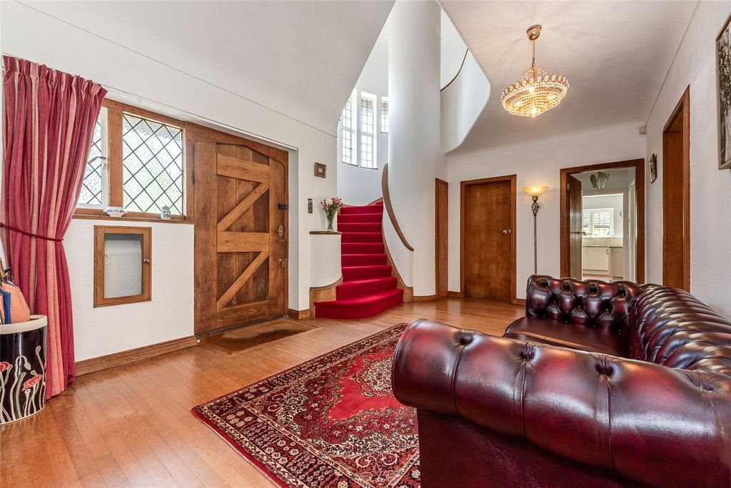 Property photo 3 of 14 Entrance Hall