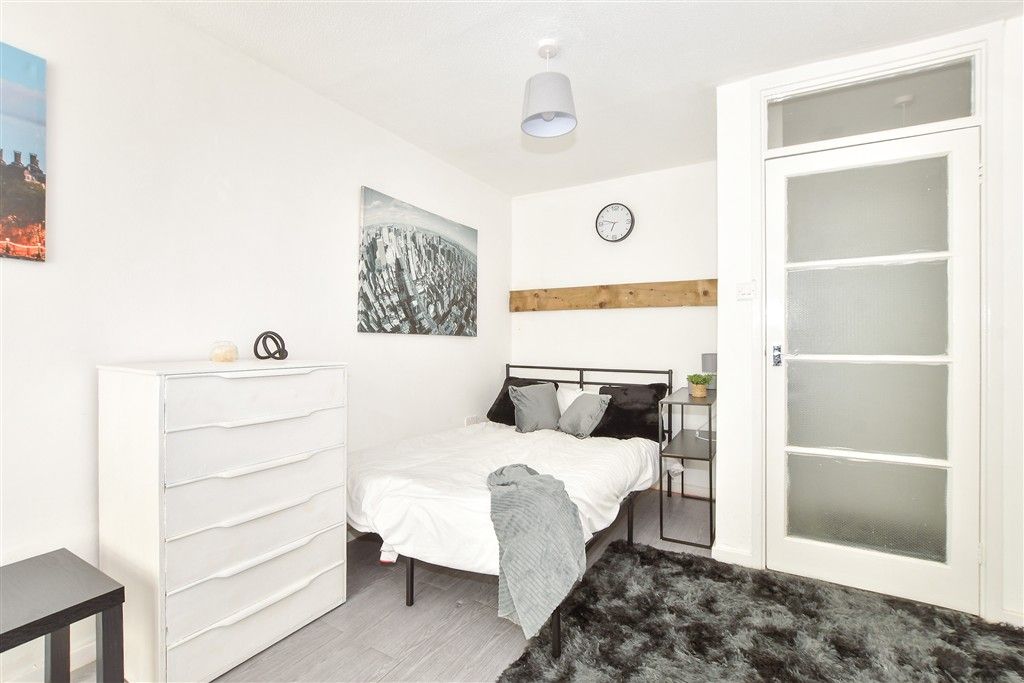 Property photo 3 of 9 Living/ Bedroom