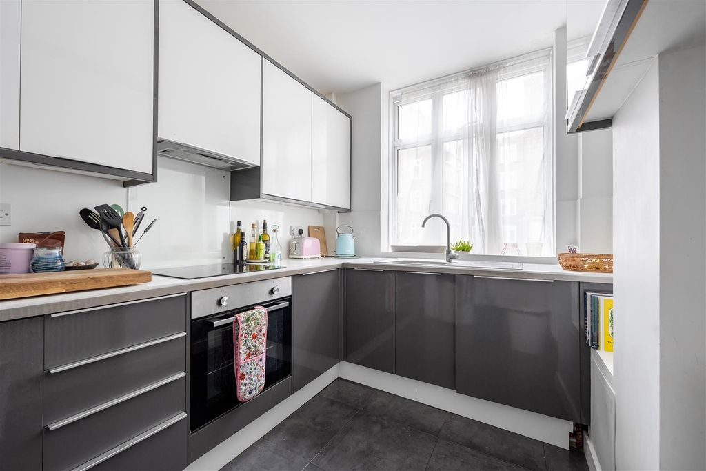 Property photo 3 of 15 Shacklewell House, E8