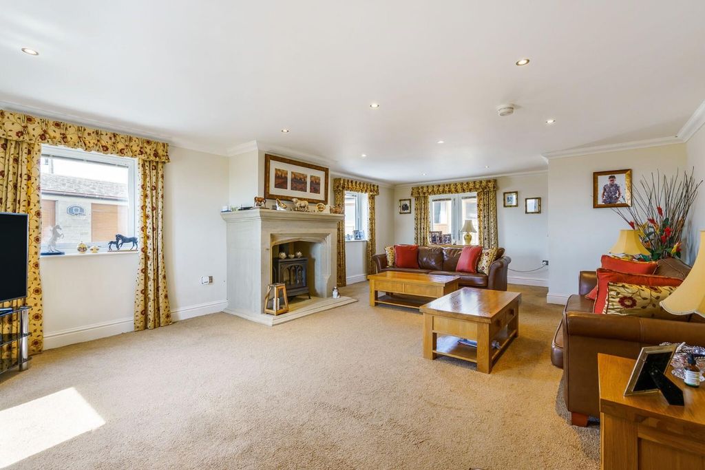 Property photo 2 of 44 90682_Highfield-House-Cross-Lane  (17)_Low.Jpg