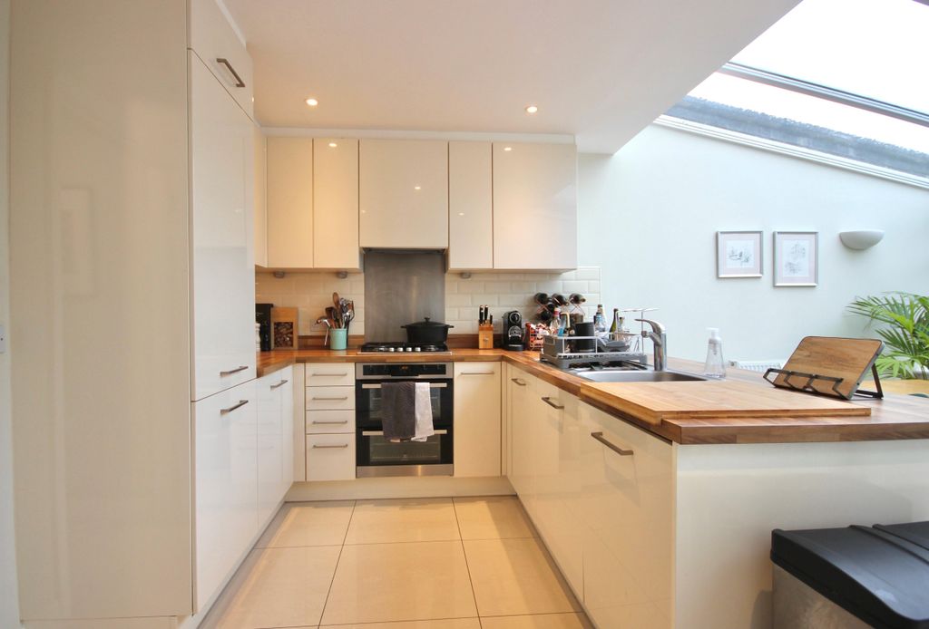 Property photo 2 of 10 Kitchen