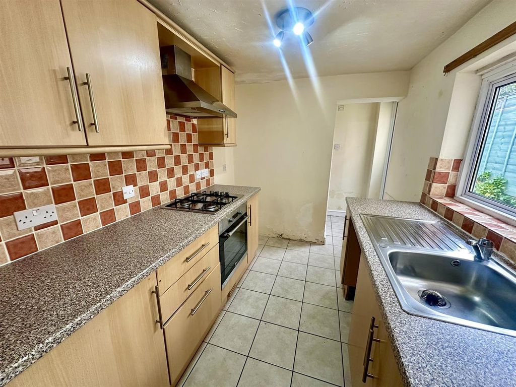 Property photo 3 of 18 Kitchen (2/2)