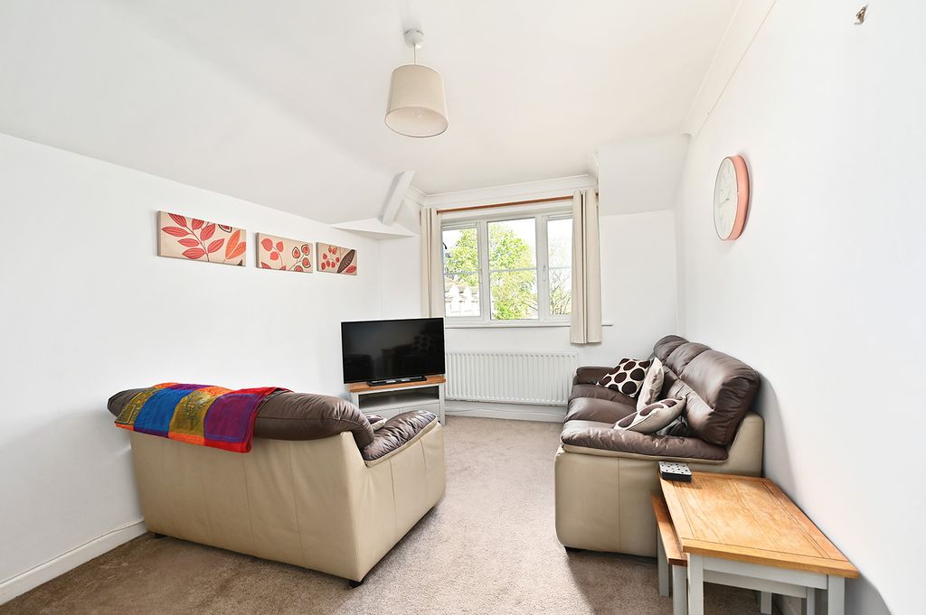 Property photo 3 of 8 Lounge