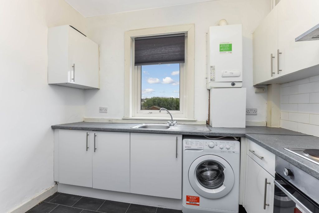 Property photo 3 of 9 Kitchen