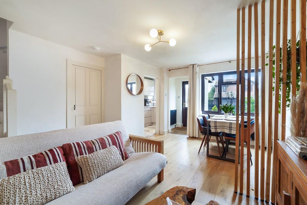 Property photo 3 of 14 Elmer Mews