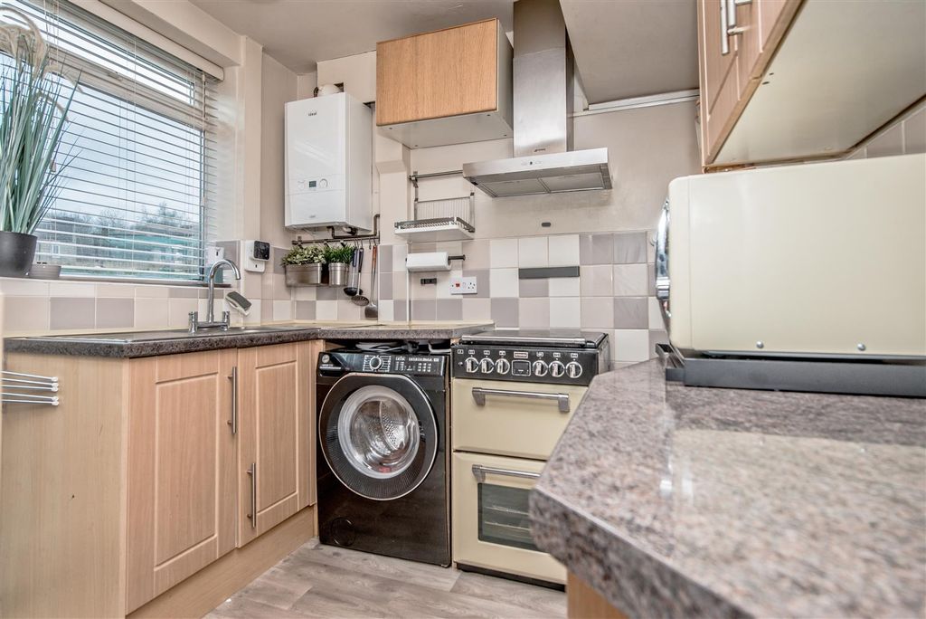 Property photo 3 of 17 Fitted Kitchen: