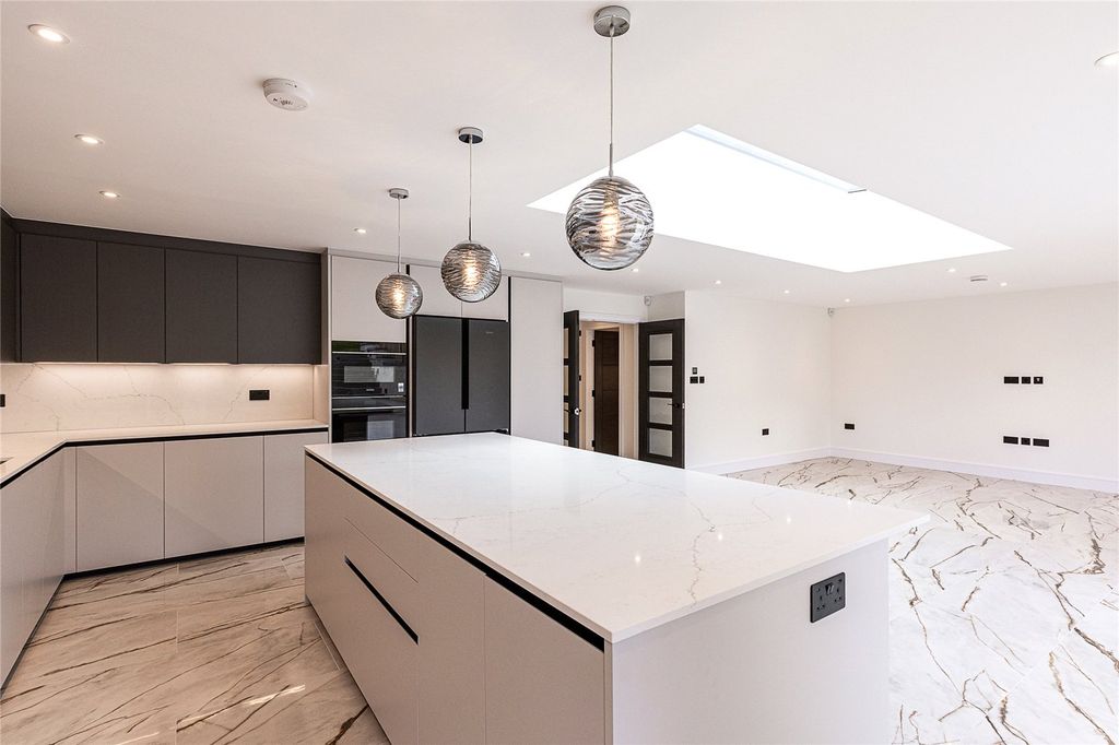 Property photo 3 of 21 Kitchen/Dining Room