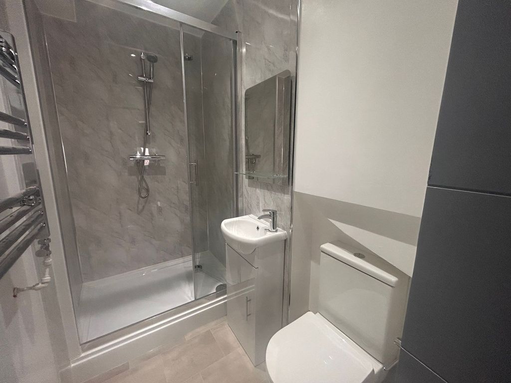 Property photo 3 of 5 Modern Shower Bathroom With Clean Fittings...