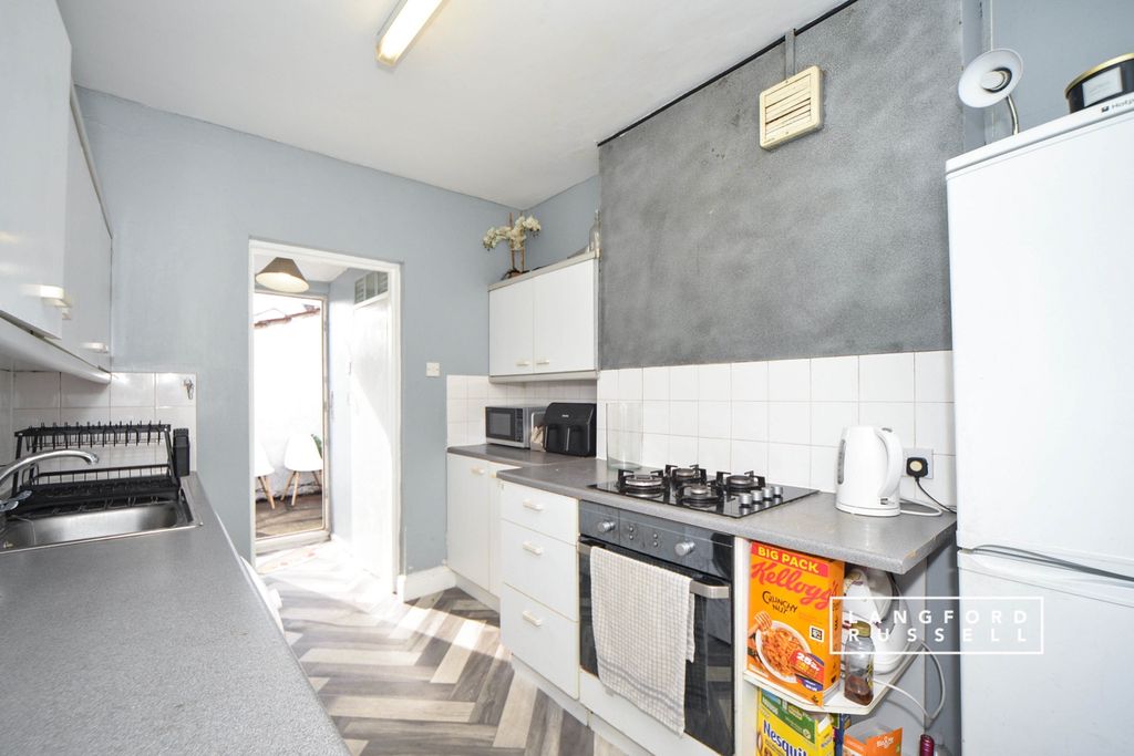 Property photo 3 of 11 Kitchen