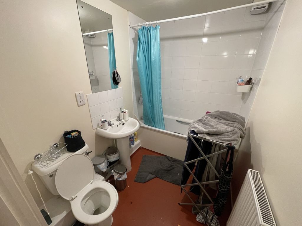 Property photo 3 of 10 A Clean And Functional Bathroom Suite Featuring A ...