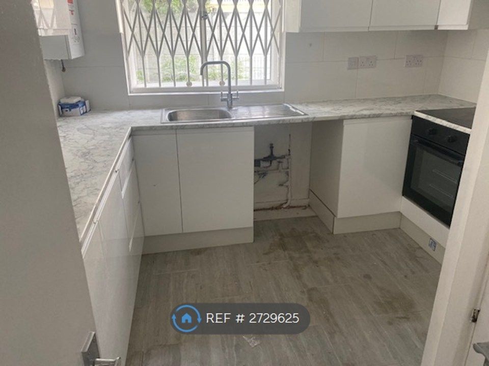 Property photo 3 of 10 Kitchen